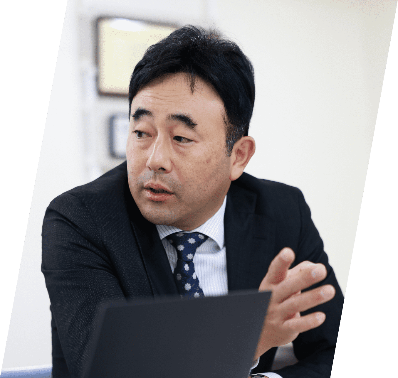 真剣な面持ちで話す社長の様子