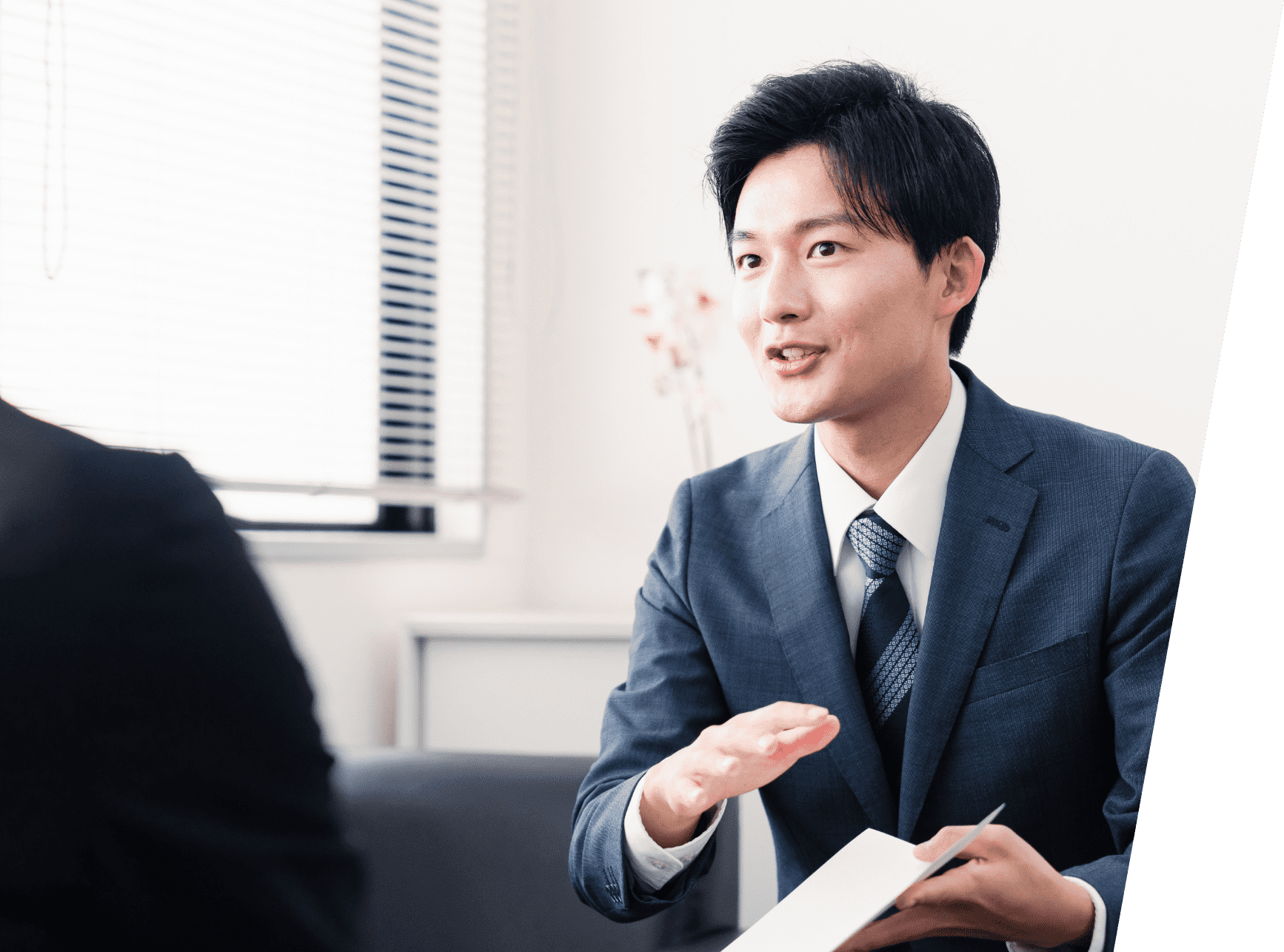 営業をする男性従業員