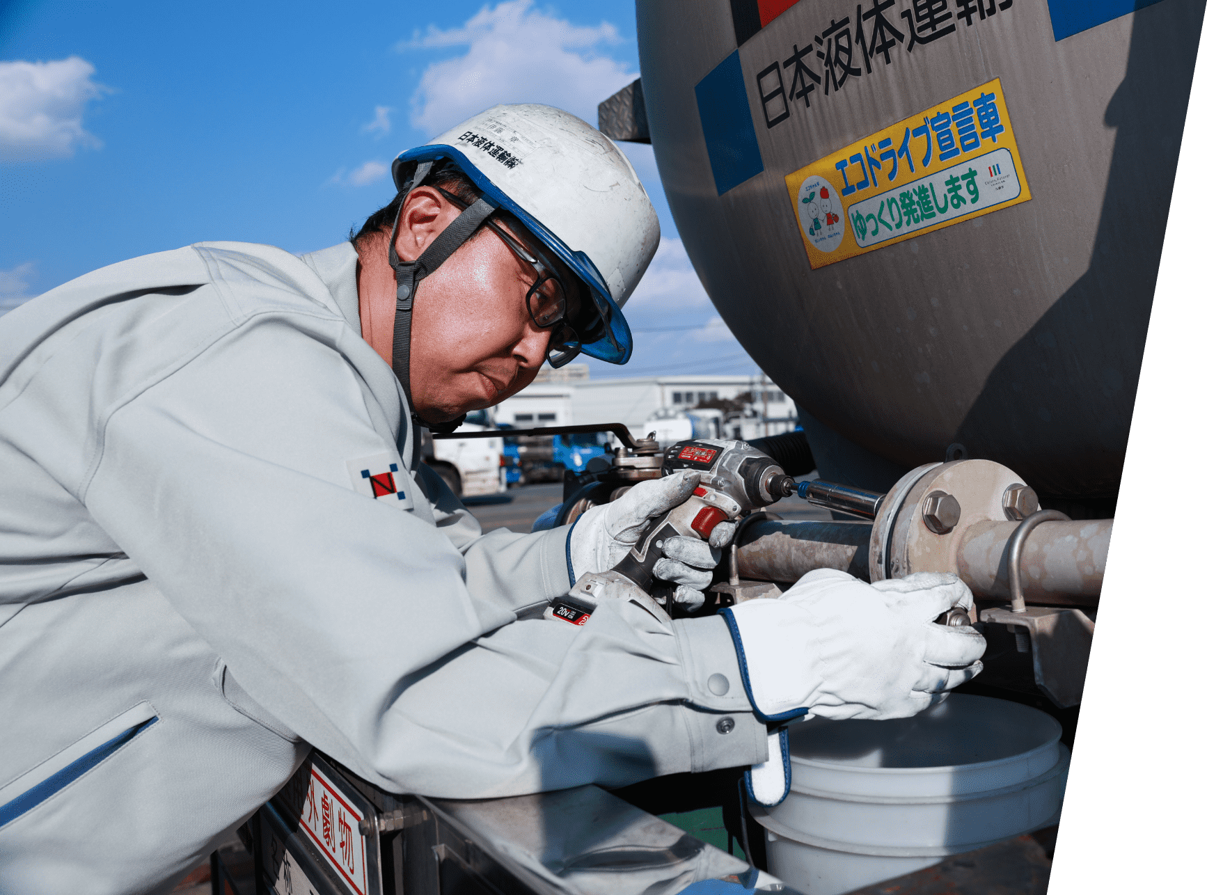 整備をする男性従業員