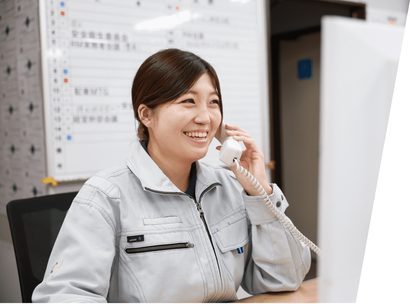 電話をする女性従業員