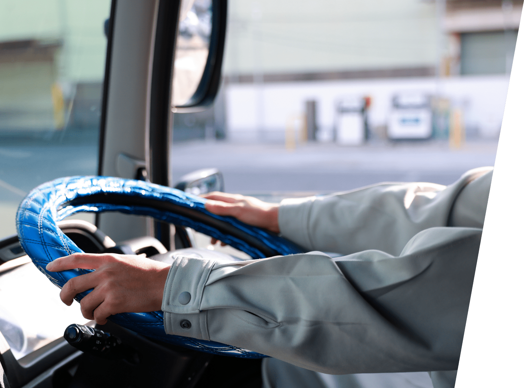 ハンドルを握る様子