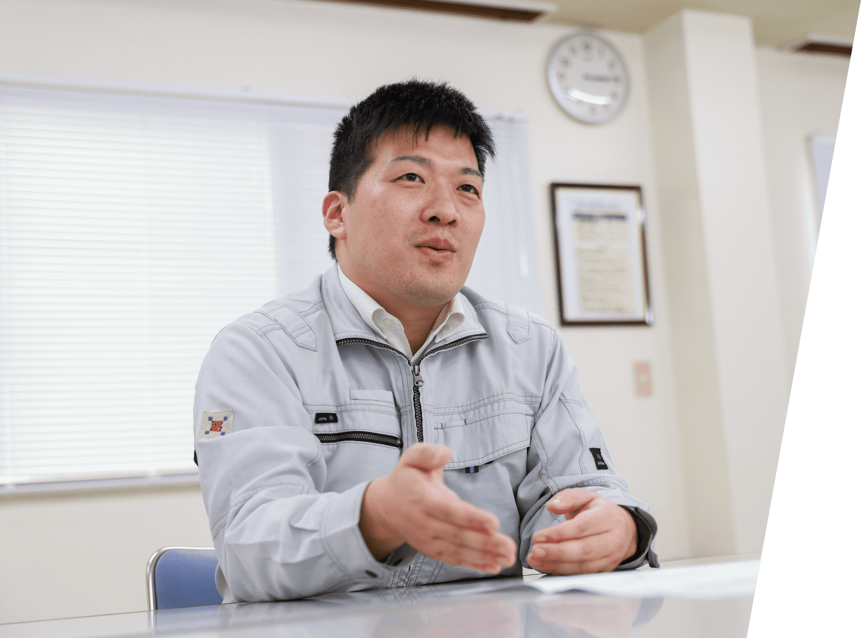 デスクで喋る様子