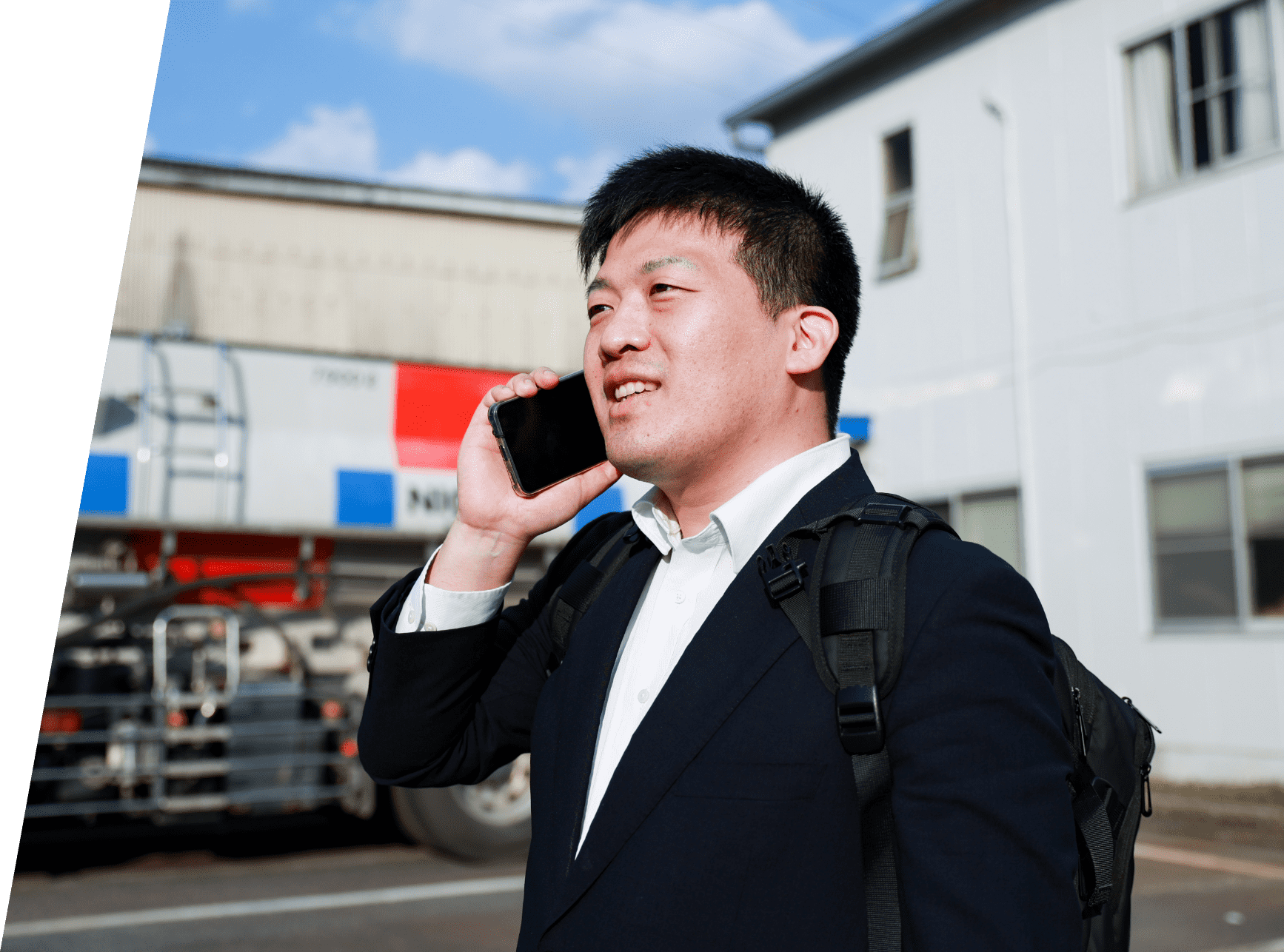 スマートフォンで電話をする様子