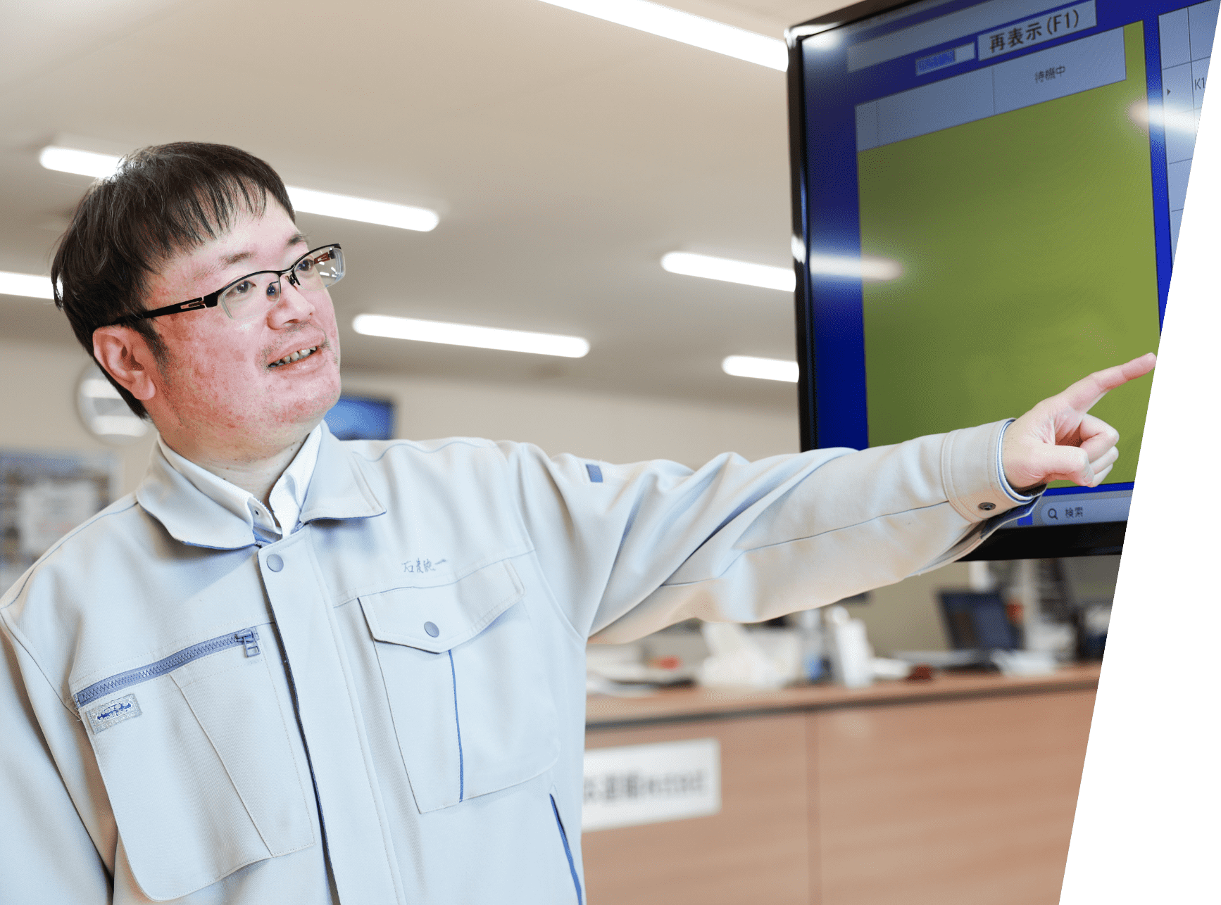 モニターを指差す様子