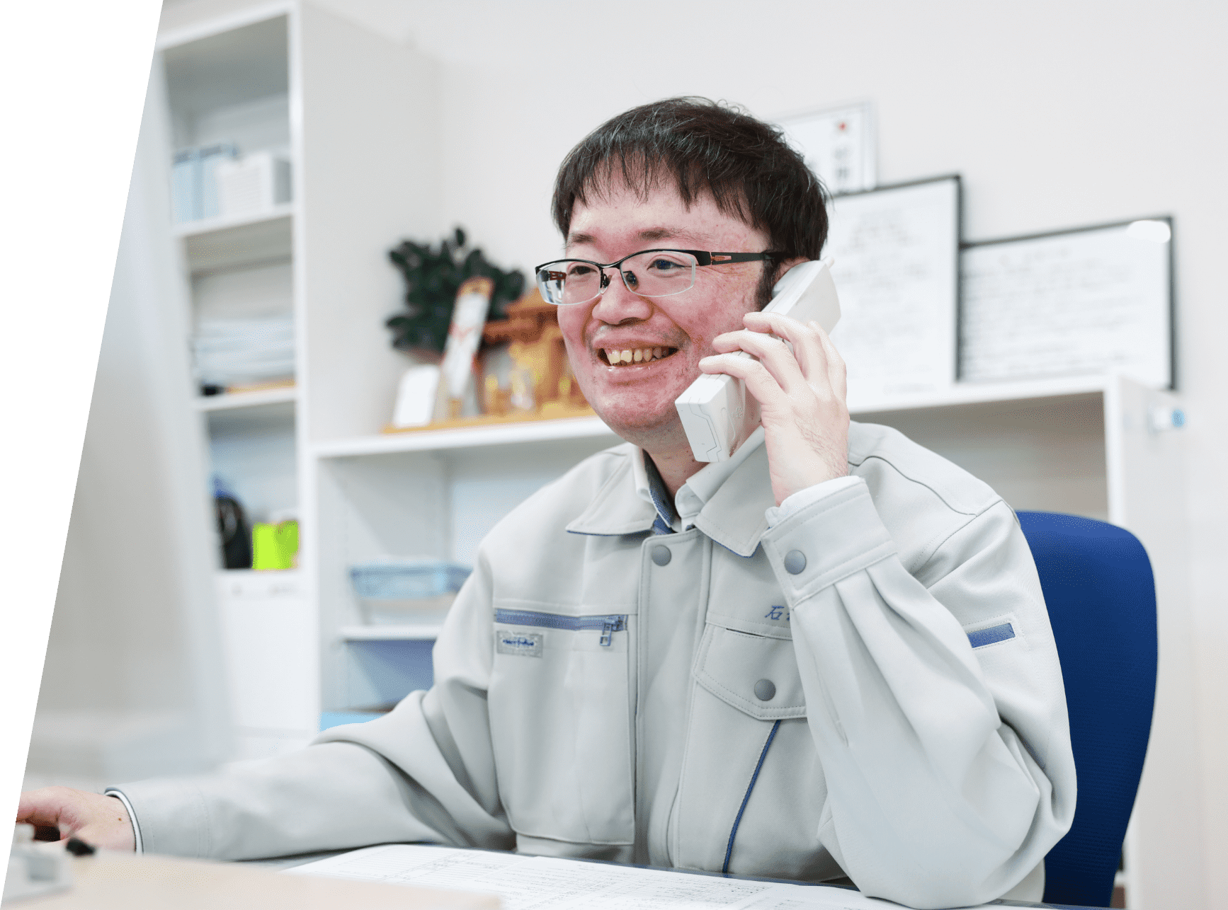 社内で電話をする様子