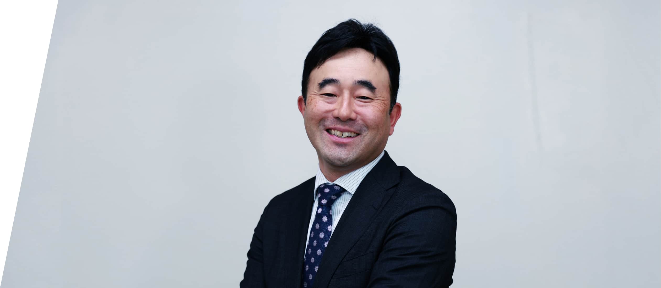 笑顔で正面を向く社長