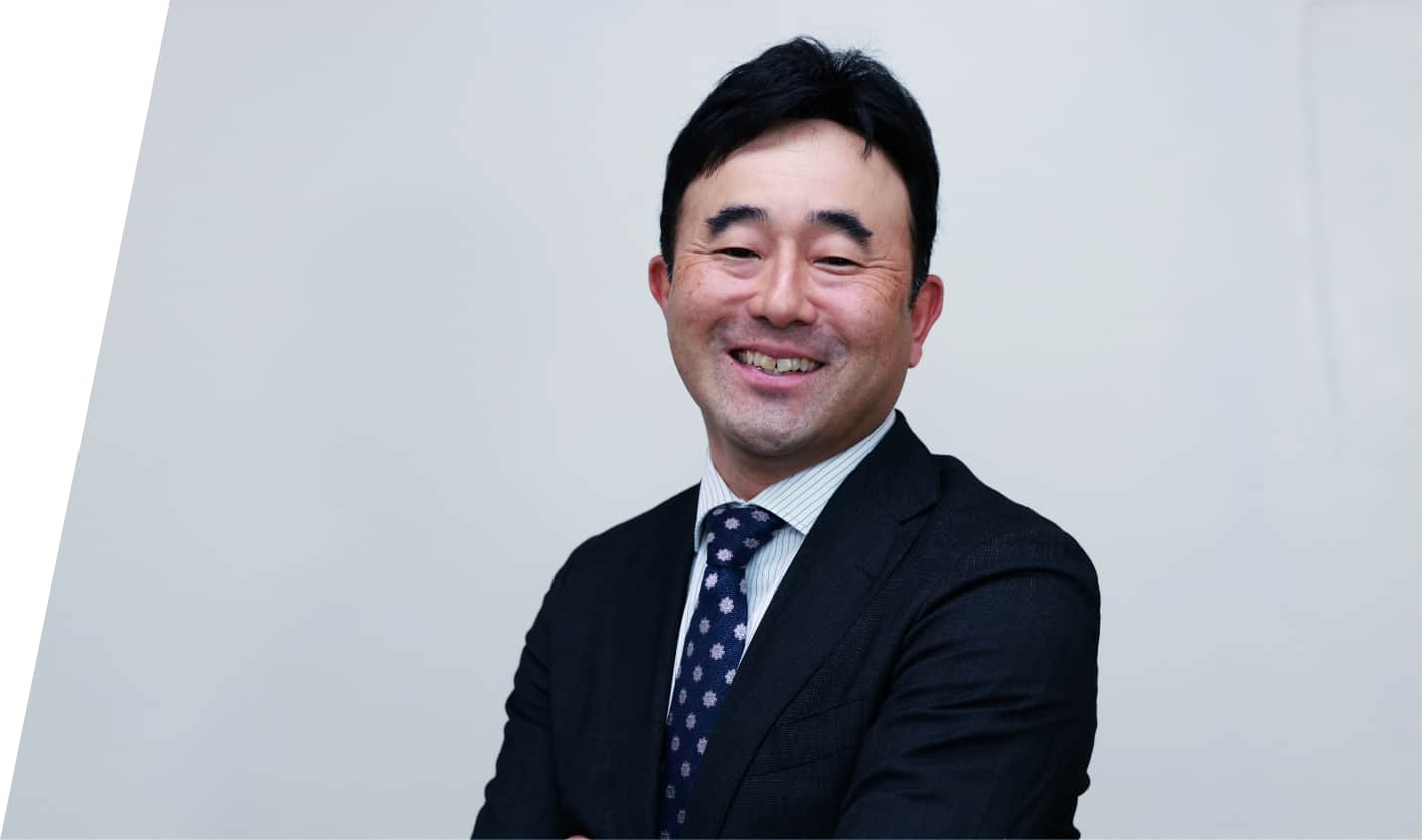 笑顔で正面を向く社長