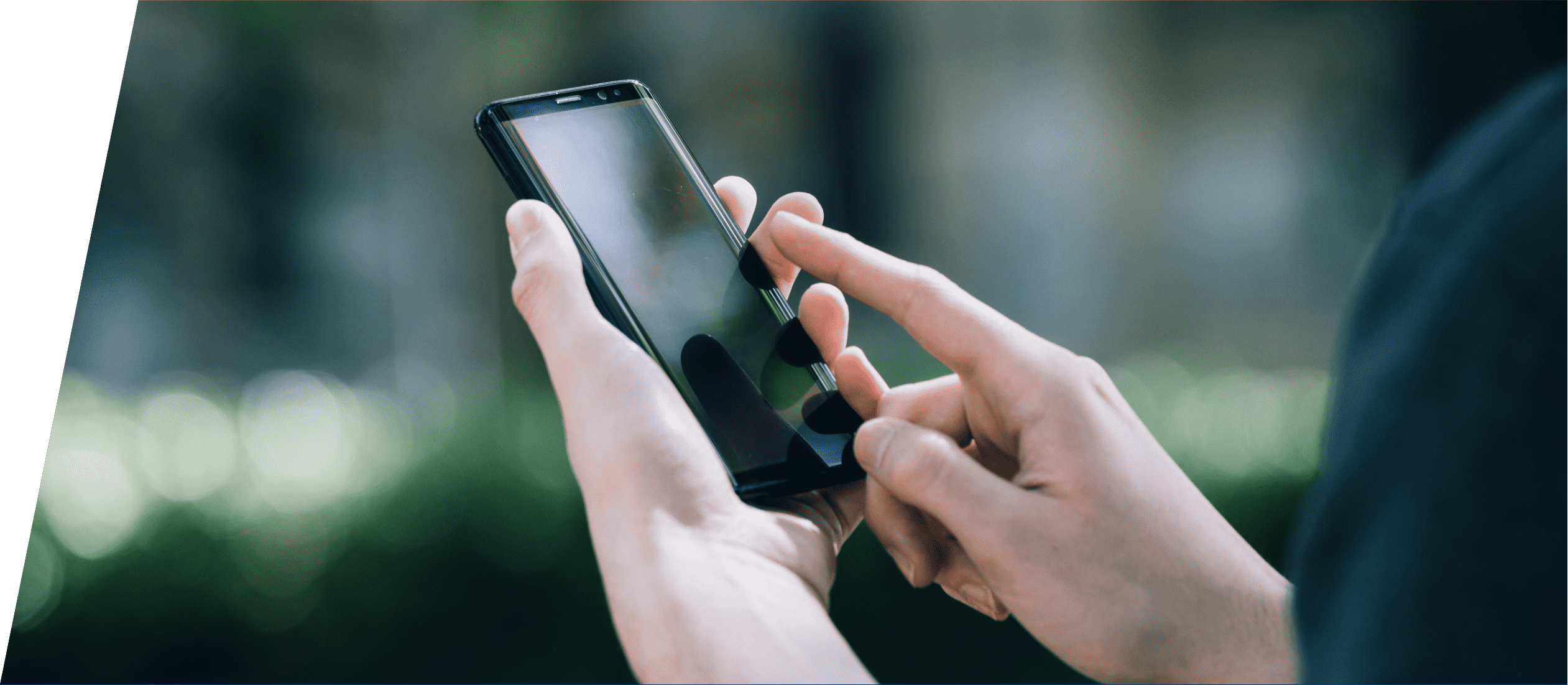 スマートフォンを触る手元