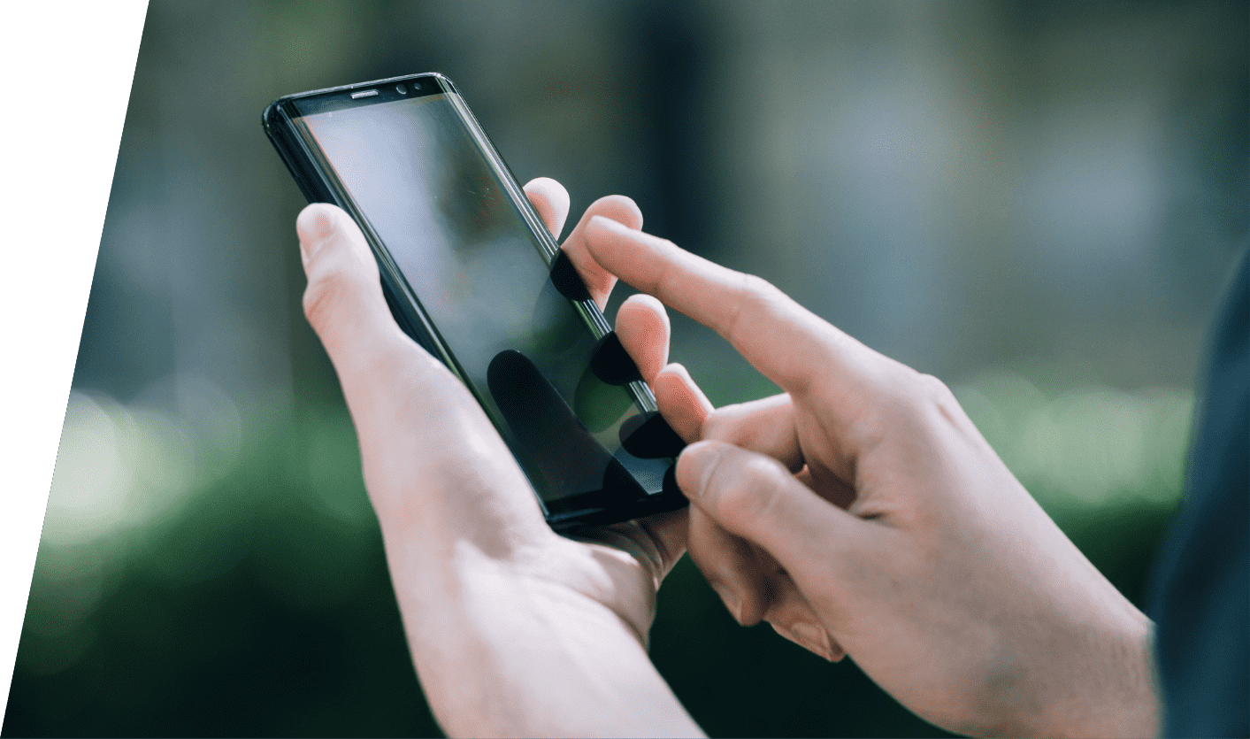 スマートフォンを触る手元