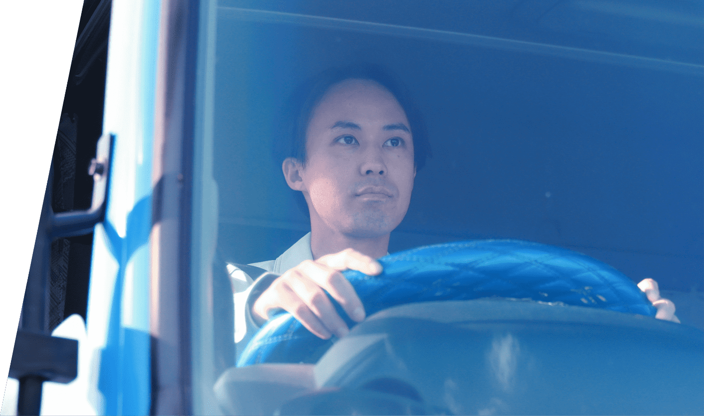 トラックに乗りハンドルを握る男性従業員