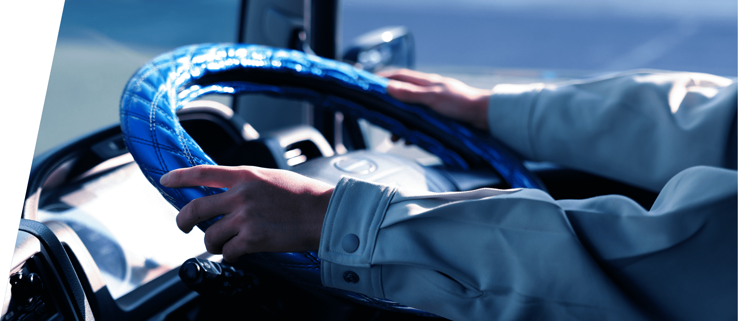 ハンドルを握る様子