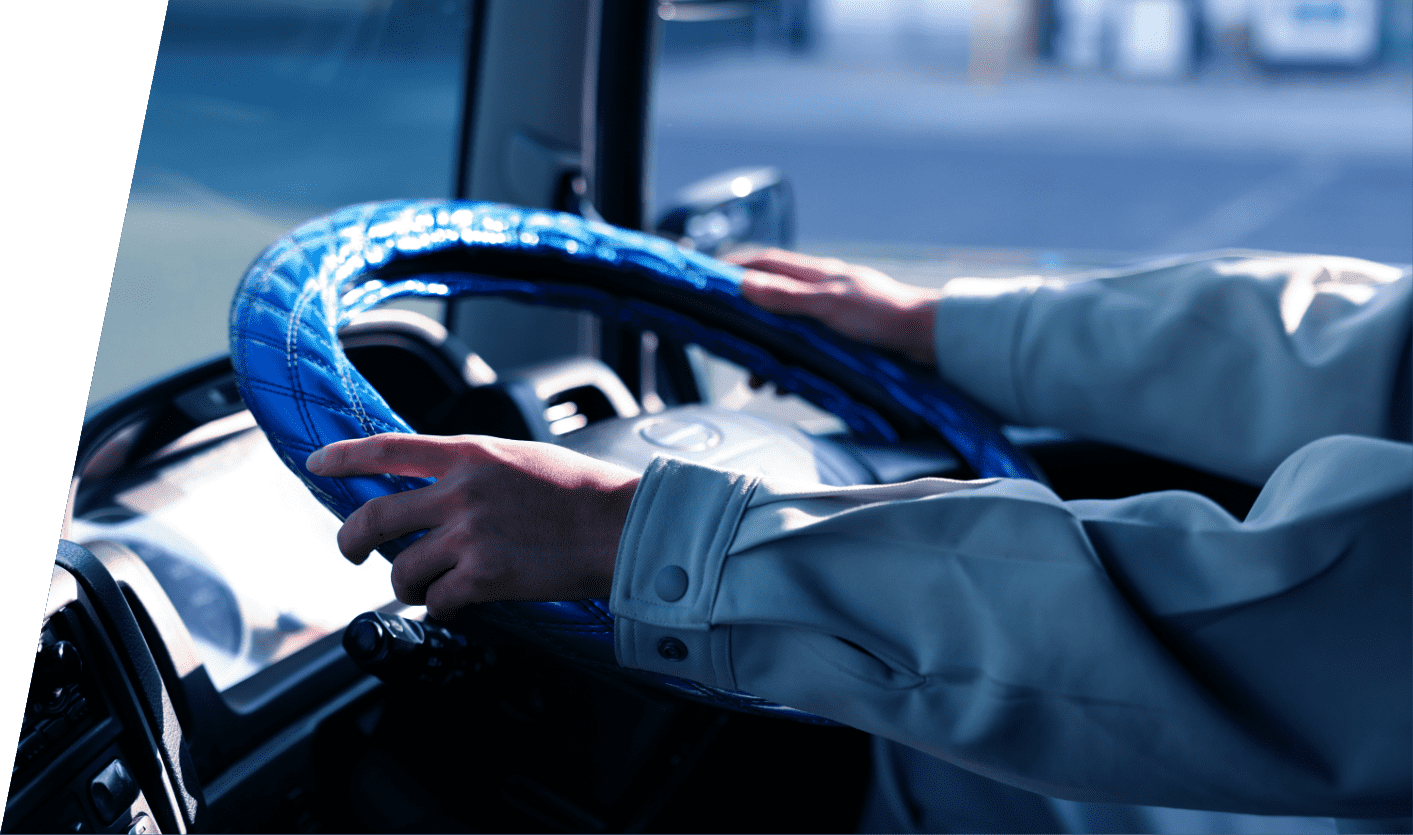 ハンドルを握る様子