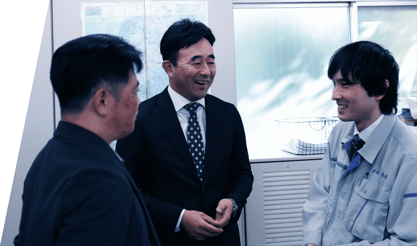 社長と男性従業員2人が談笑する様子